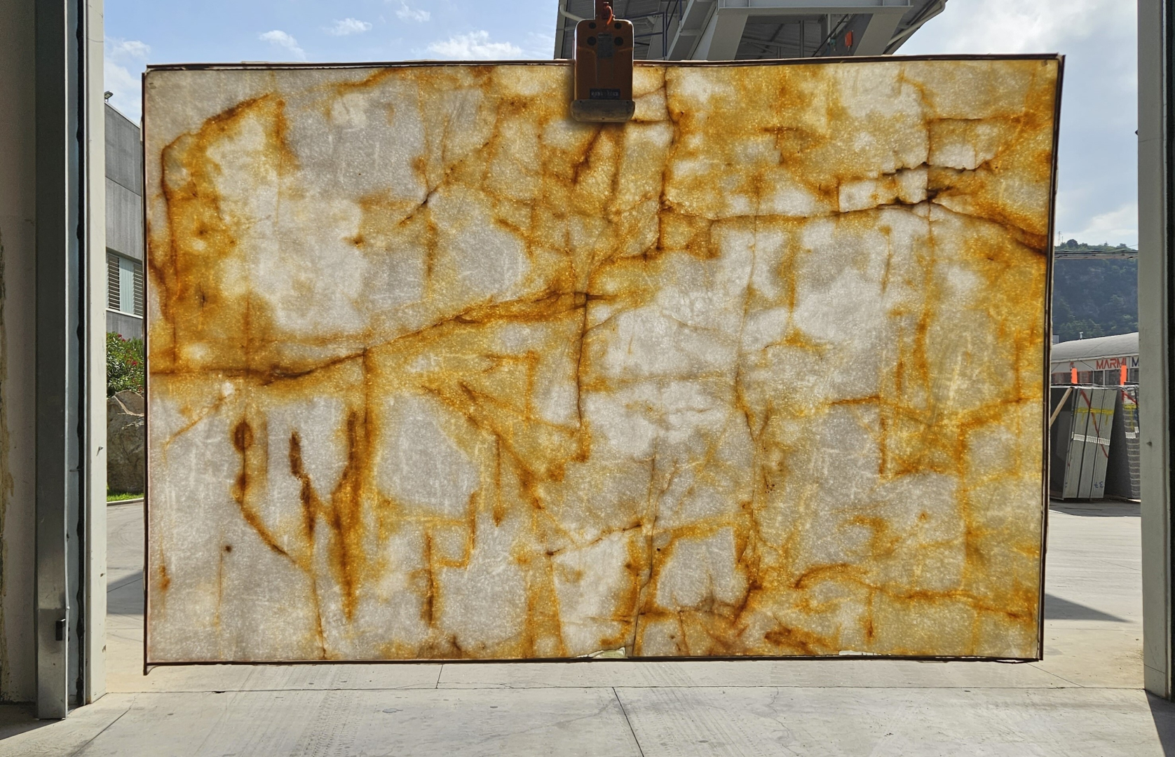 Cristallo Gold quartzite backlit